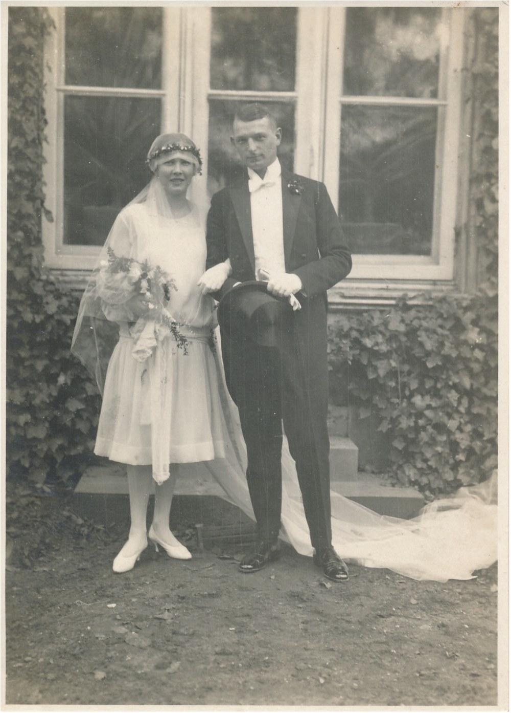 Brautpaar Erika Freiin von der Heyden-Rynsch und Hans-Ulrich von Quistorp vor Haus Winkel, 1926
